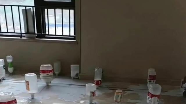 瓷砖铺贴完后，师傅用塑料瓶倒扣在缝隙处，邻居：这怕不是个新手