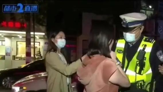 陪你慢慢变老 豪车女子醉驾吹气66次不配合，叫嚣认识交警局长被抓获