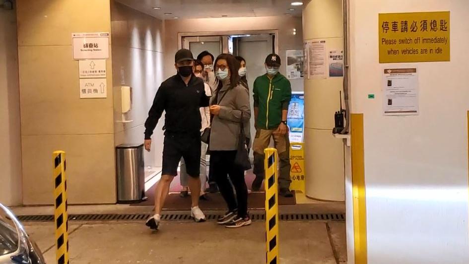 周星驰|吴孟达妻女走出医院神色哀伤，儿子从病房拿走一盒纸巾默默离开