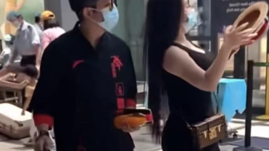 倚龙说情感|拳王邹市明37岁老婆身材惹争议，被指胸和脖子持平，傲人到不真实