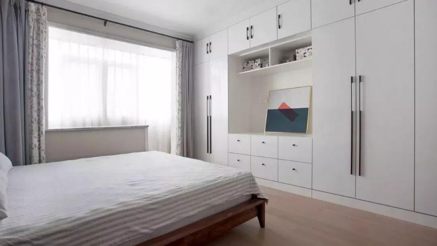 衣柜是装修必不可少的家具，如果选择现场打造衣柜，应该注意哪些细节呢？