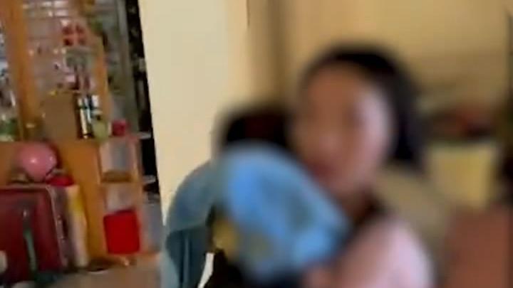 丈夫在衣柜中发现陌生男子，妻子说是修水龙头的，气得他当场落泪