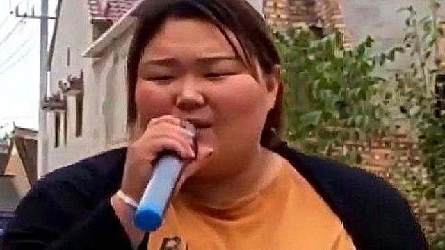 教练|大衣哥女儿终于决定减肥，跳蹦床累得满头大汗，教练随身全程指导