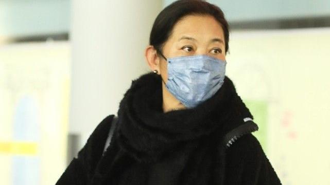 明星素颜 倪萍在机场被拍，素颜干黄自然真实，62岁减肥瘦身了也不漂亮！
