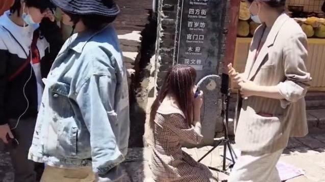 木子默 女主播当街直播，跪地磕头求打赏，为了钱连脸都不要了