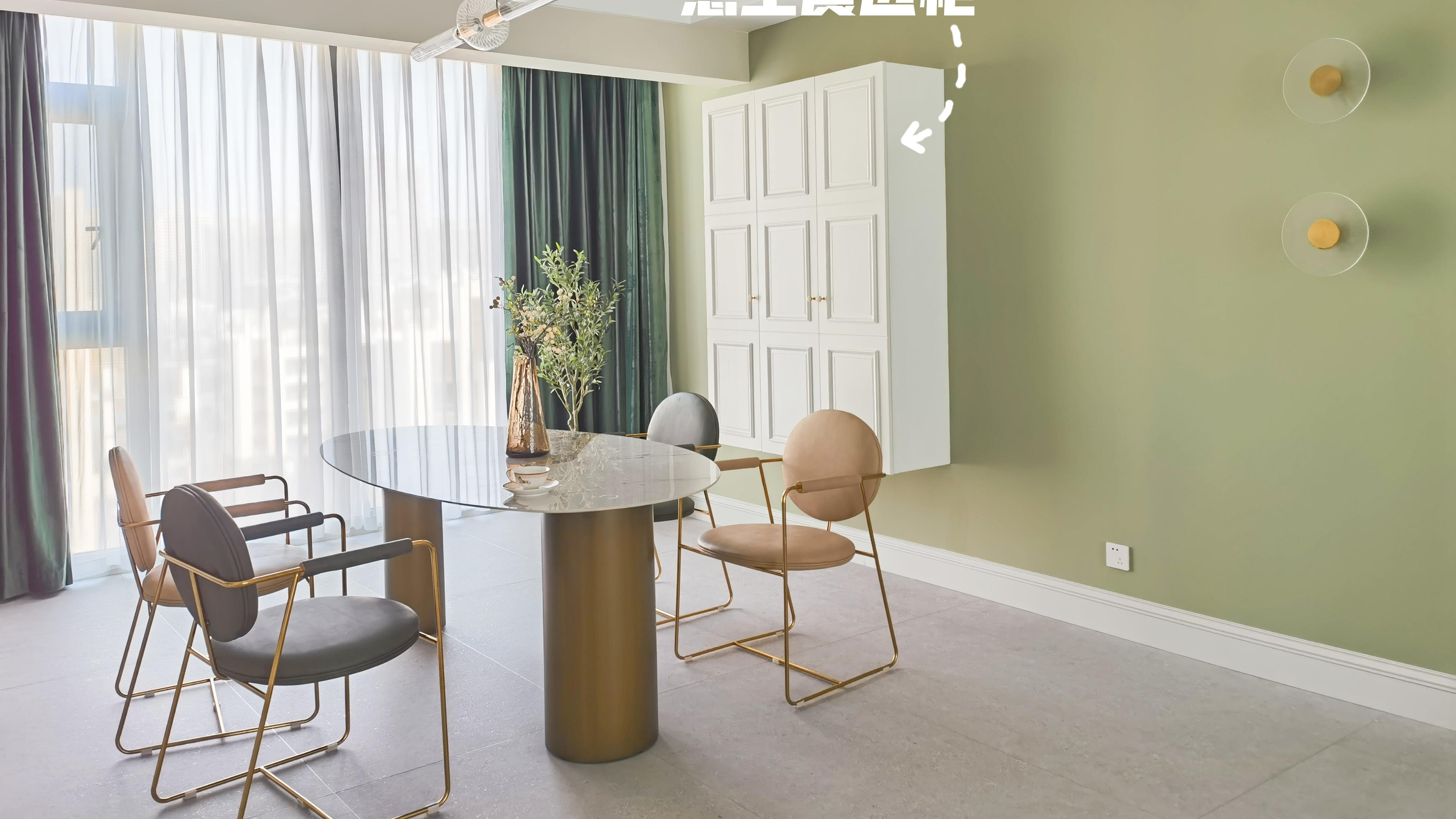 若是再装餐边柜，一定要上不到顶，下不着地，“不接地气”更好用