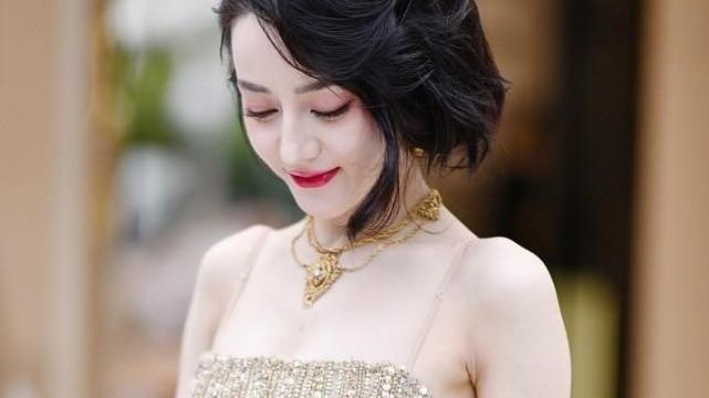 粉底液 迪丽热巴短发挺惊艳，金色亮片裙穿出高级感，成熟打扮也挺美