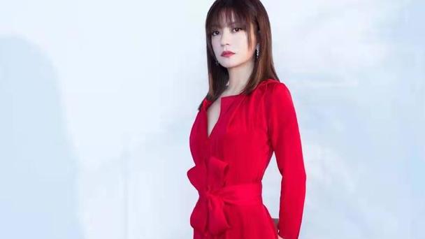 长裙|岁月都被赵薇折服了，剪齐刘海嫩成少女，穿大红长裙惊艳而不俗