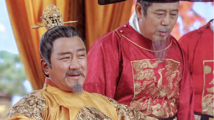 皇帝诵经敲得睡着了，13岁侍女忍不住笑出了声，从此改变一生命运