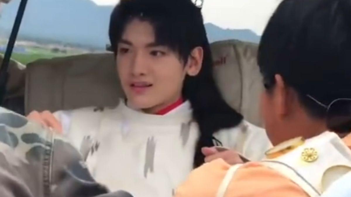 生活赋予情感|22岁男星坐拖拉机，路途颠簸还要员工站着打伞，自己则靠着像大爷