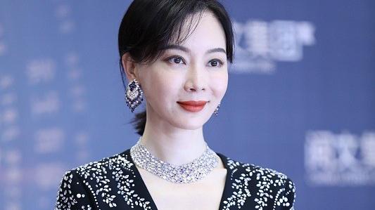 长裙 40+的陈数凭气质成功“出圈”，穿着黑色长裙配低马尾，优雅大气