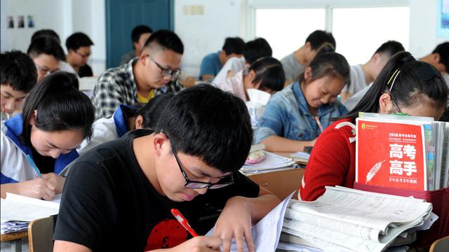 萌听小c姐|考生412分被厦门大学录取，看到学费不如复读，怪不得能“捡漏”