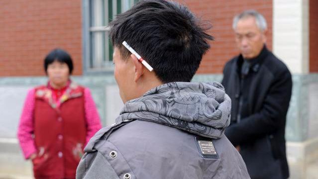 从不改名的小蘑菇|母亲哭着求儿子分手：那姑娘不好看，配不上你！