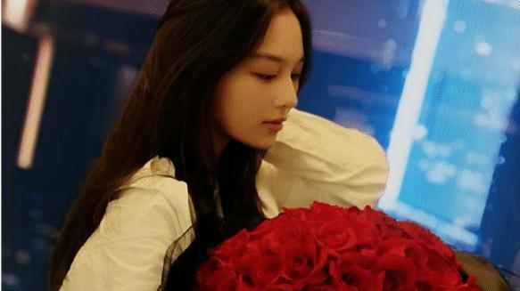 张馨予|张馨予晒素颜照，好皮肤被赞美，白皙透亮，大方分享自用面霜