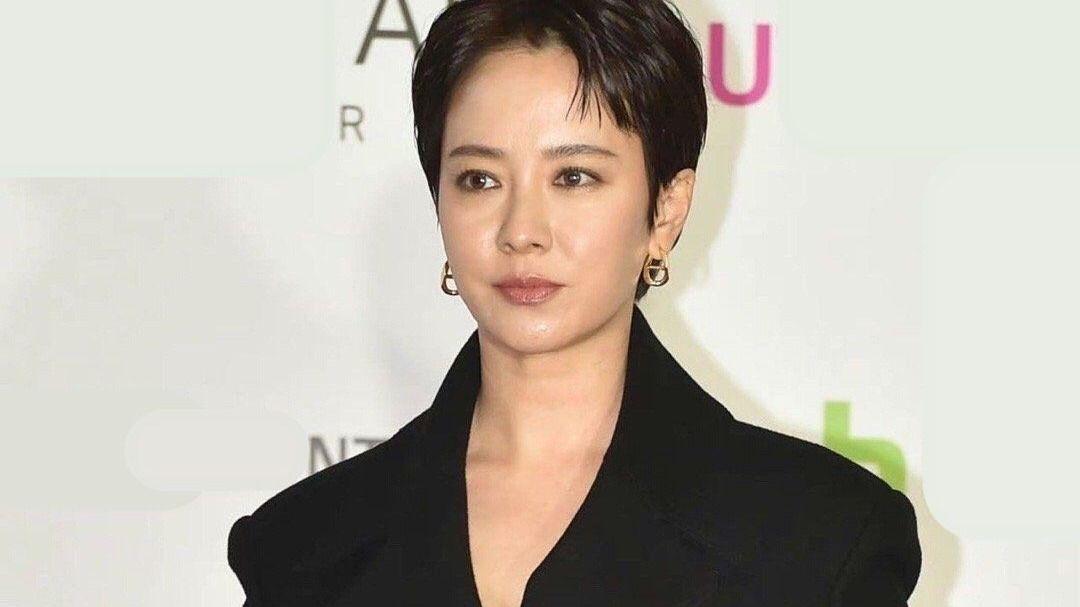 短发 40岁宋智孝短发造型翻车，穿大衣走红毯好臃肿，得罪造型师了？