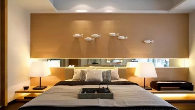 卧室装修别再整床头柜了，不如花心思做个好用的床头板，增加收纳