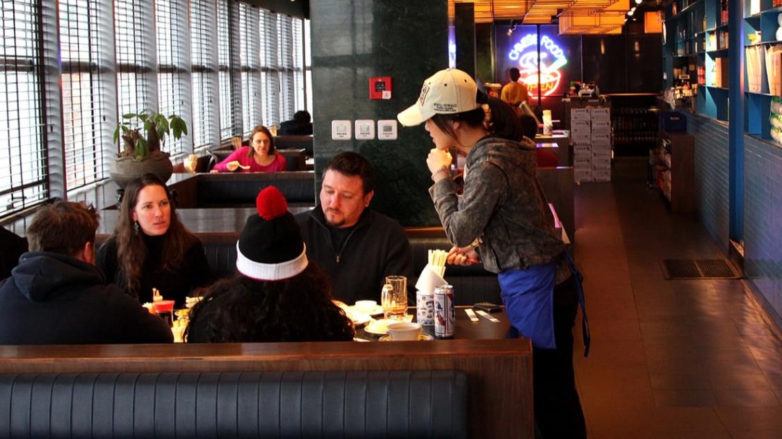 米线|外国人在中餐馆点菜的名场面：中国人怎么知道我要吃什么？