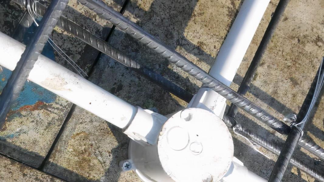 土建采用铝合金模板，机电如何精准预埋？