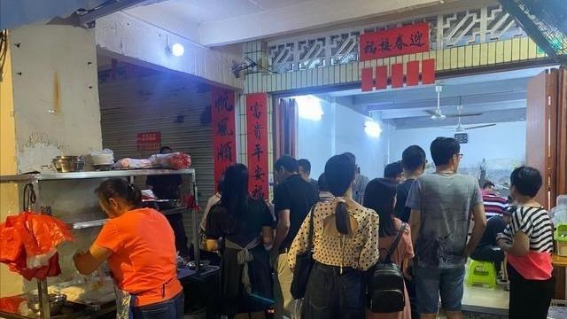 土豆|广西没有招牌和服务的小店，几十年只卖2种米粉，环境差也吃得欢