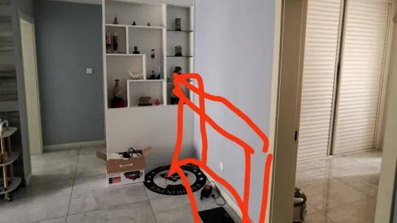 鱼缸风水：我想养鱼旺下财气，入户门正对的这个位置，可以靠墙放鱼缸吗？