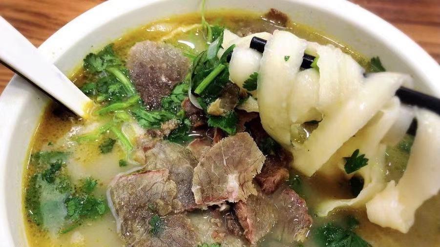 牛肉面|上海“任性”牛肉面馆，老人吃面打八折，环卫工人每月免费吃一天