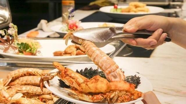 芝士|吃海鲜自助餐时：“内行人”从不碰这4种海鲜，老板却问：同行？