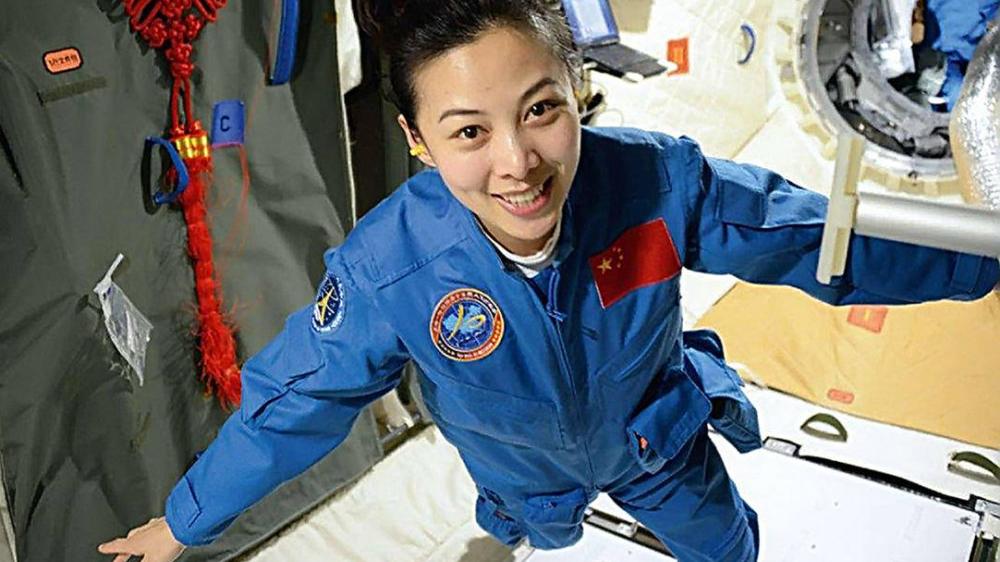 中国空间站首位女性宇航员，与普通宇航员略有区别，提供专用产品