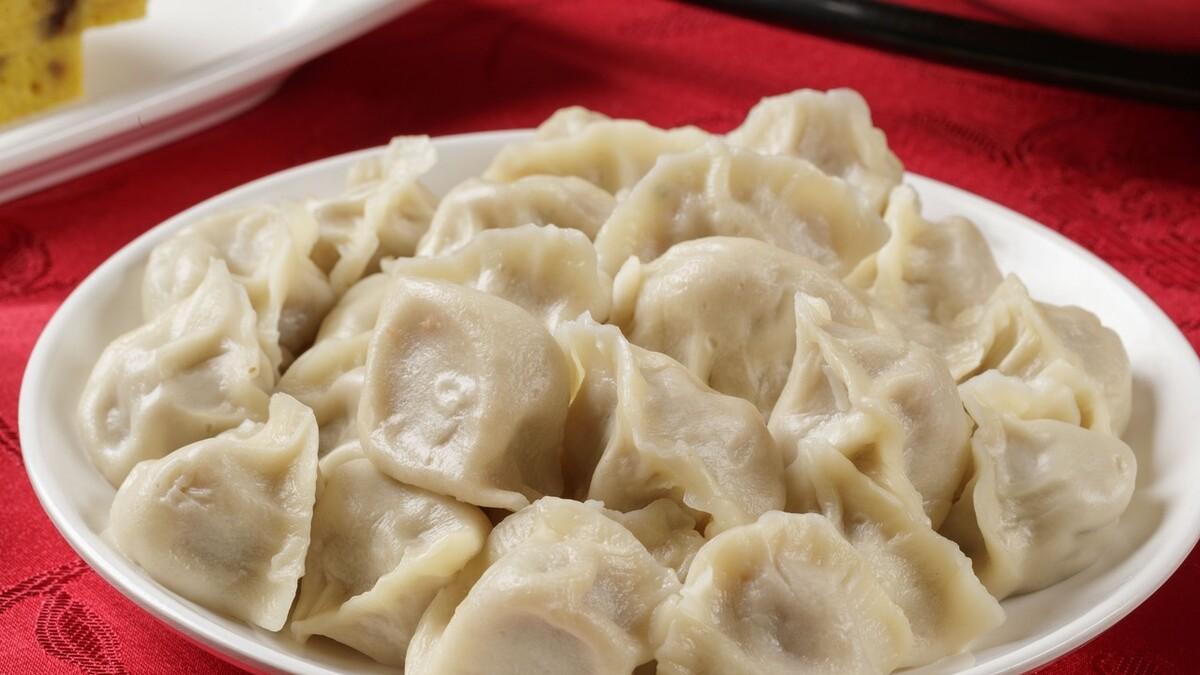 饺子|煮冻饺子，用热水还是冷水？大厨：教你正确做法，不破皮，不露馅