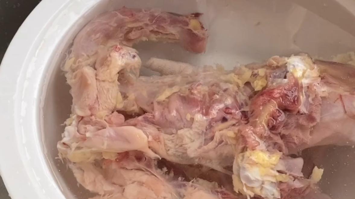 |用一只鸡骨架熬十多斤高汤，高汤浓白，味道鲜美