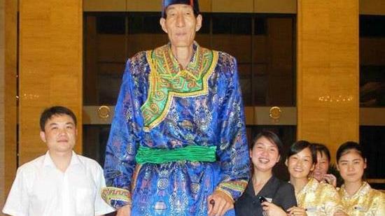 你是否还在等|鲍喜顺中国第一男巨人：18年前不听医生劝说生下儿子，如今怎样了