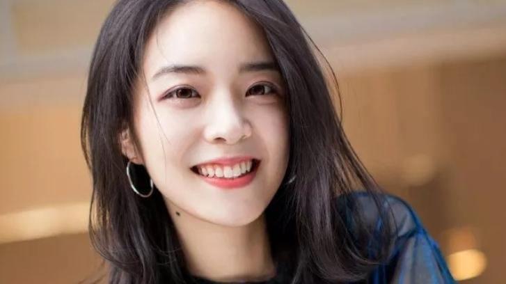 迪丽热巴|余霜拍摄床上变装视频，故意用男友第一视角，体验管泽元的快乐