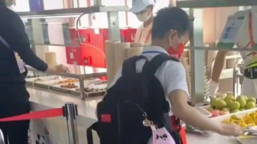 菠菜|端着大盘子寻觅美食！全红婵挑了个大的揣起来，红姐这次吃美了