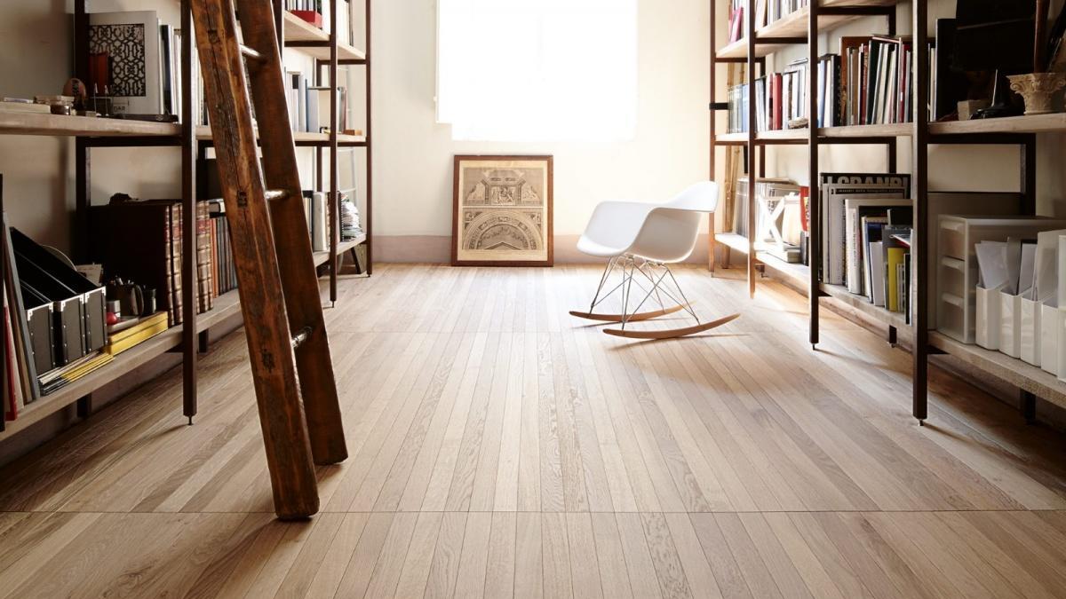 旧地板是翻新还是直接更换？学会老师傅的技巧，让旧地板换新颜