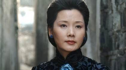 发型 何赛飞的发型让我明白了：中年女人放弃黑长直选这些发型更洋气