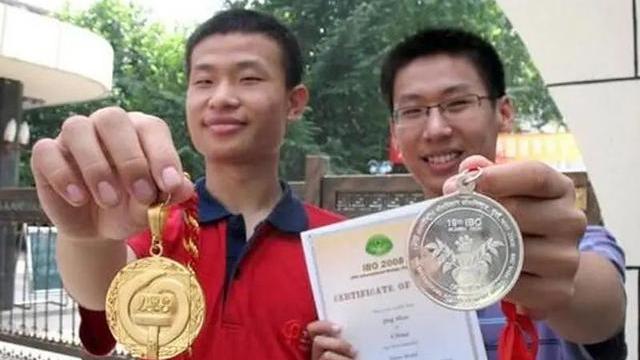 中年女同学自留地|北大扫地僧韦神又出现在人们视线，引妈妈粉丝觊觎，称是女婿人选