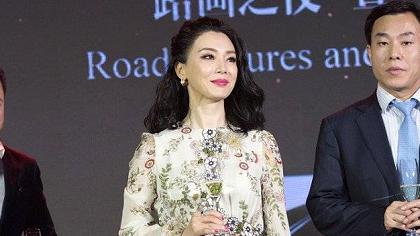 奶茶|陈数不愧是气质女神，穿碎花长裙尽显优雅，芭比粉口红更显魅力