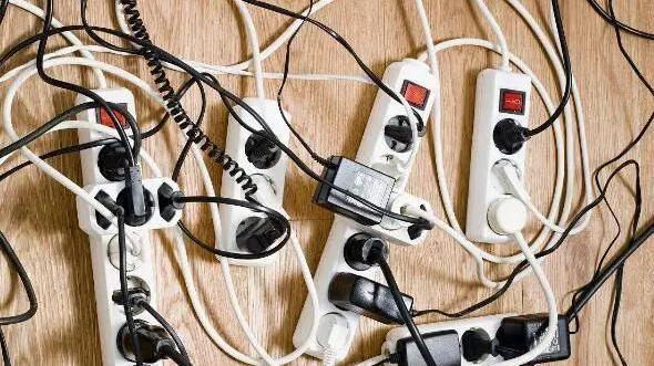 新家别规划插座了，费钱！如今流行轨道插座，走哪用哪，好处太多