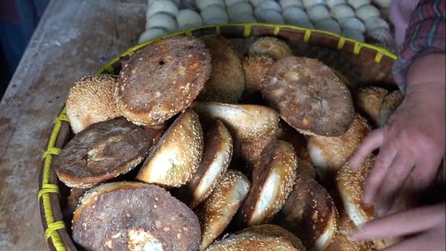 烧饼|江苏泰州的非遗美食，7代人传承300年，4元1个1天2000个不扛卖