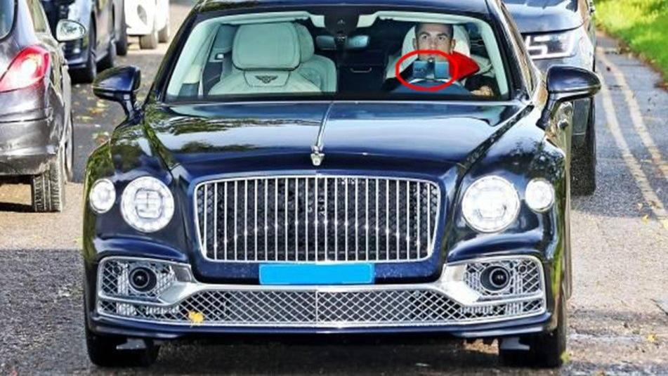C罗|C罗开车被抓拍，车内清晰可见，国产品牌抢镜，总裁用的华为手机