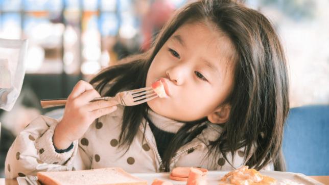 厌食症 孩子营养要均衡，不是越多越好，吃饭和吃零食都要适可而止