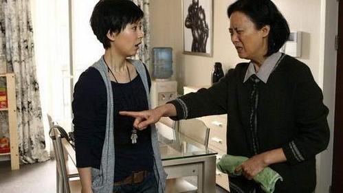青敢|儿子娶穷媳妇进门，婆婆三年对她没有笑脸，婆婆有病，媳妇：请假
