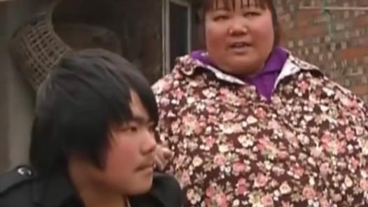 短发 300斤女人被丈夫嫌弃要和她离婚，无奈只能跪求婆婆，让儿子别离