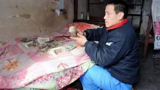 精读君|环卫工人救助女童，画面曝光却遭骂：世道变坏，从好人寒心开始