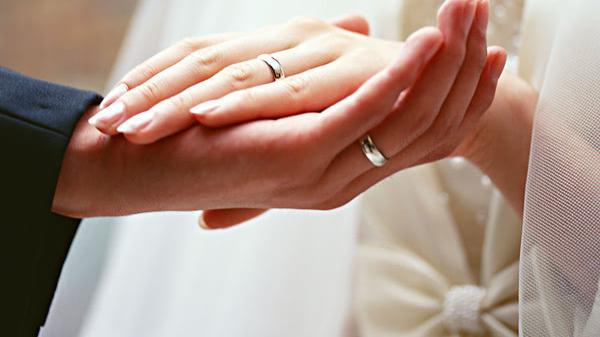 遇见子鱼|一个婚礼出现三个妈：亲妈、养母、继母谁有资格参加女儿的婚礼？