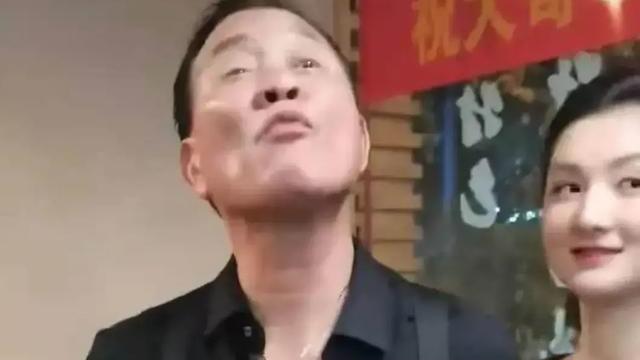 情感维护|万梓良让干女儿当众在他脸上亲了两下，引发网友热议！