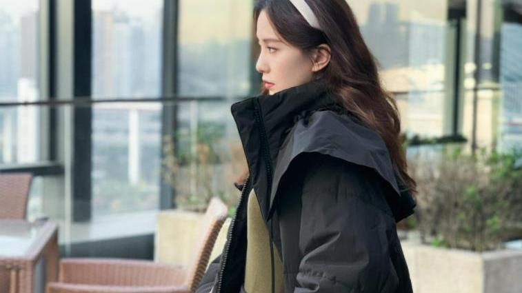 刘诗诗|刘诗诗摩登格调花絮照释出 手托下巴笑容甜美