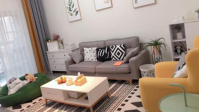 北欧新房完工，客厅的家居搭配温馨又舒适，一入门就被迷住了