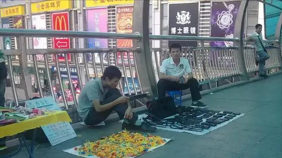 上官天竹 摆地摊丢人吗？