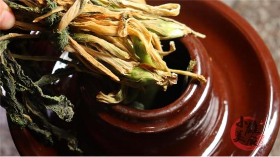 芥菜|揭秘：妈妈用了30年的腌盐菜方法，老一辈传的手艺，放一年不坏