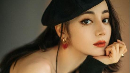 发型 化妆师谈给明星化妆的内幕，带28公斤化妆箱跟妆，有时还要煮假发